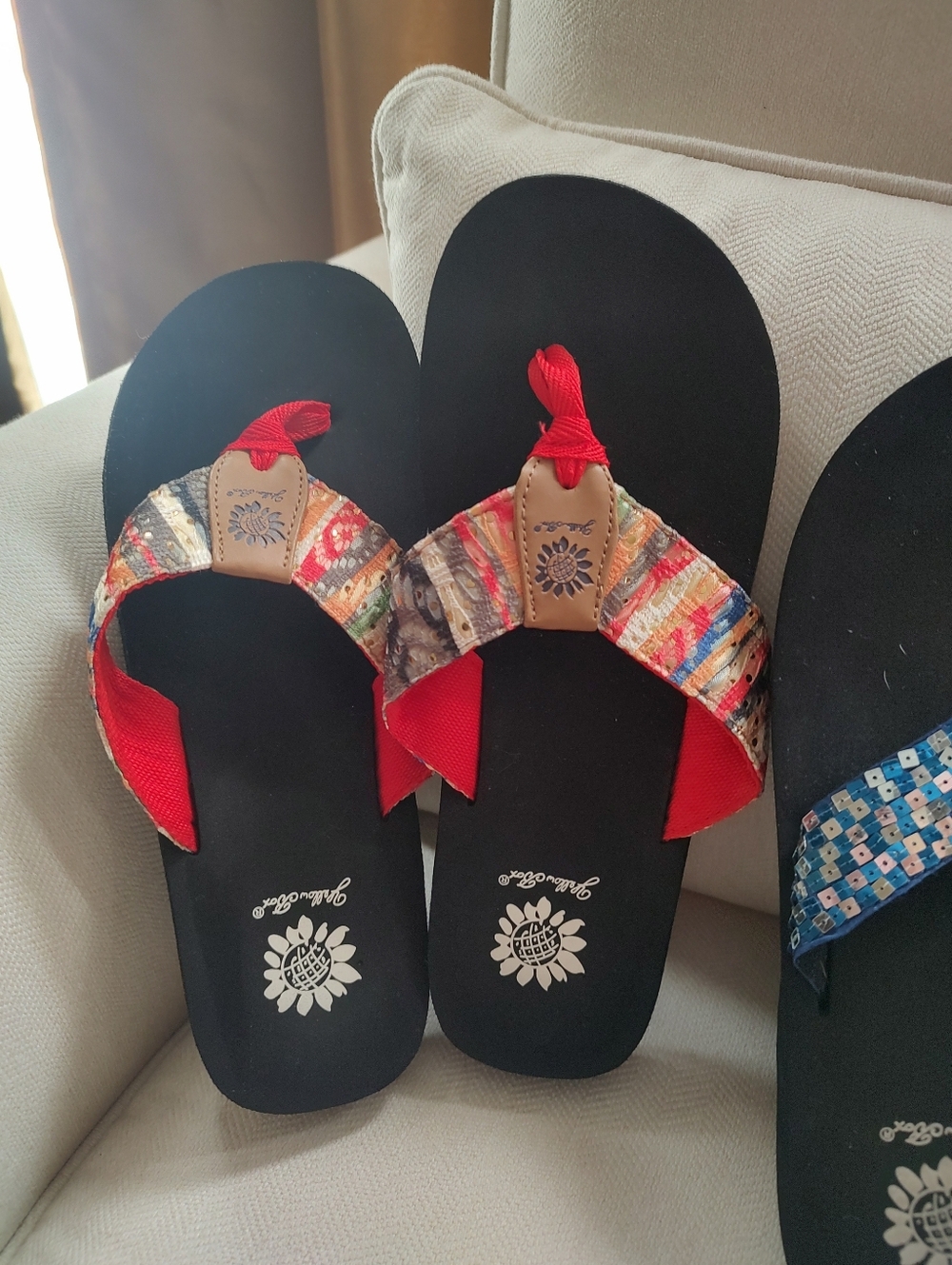 3 Pairs of Yellow Box Black Flip Flops - Picture 5 of 6